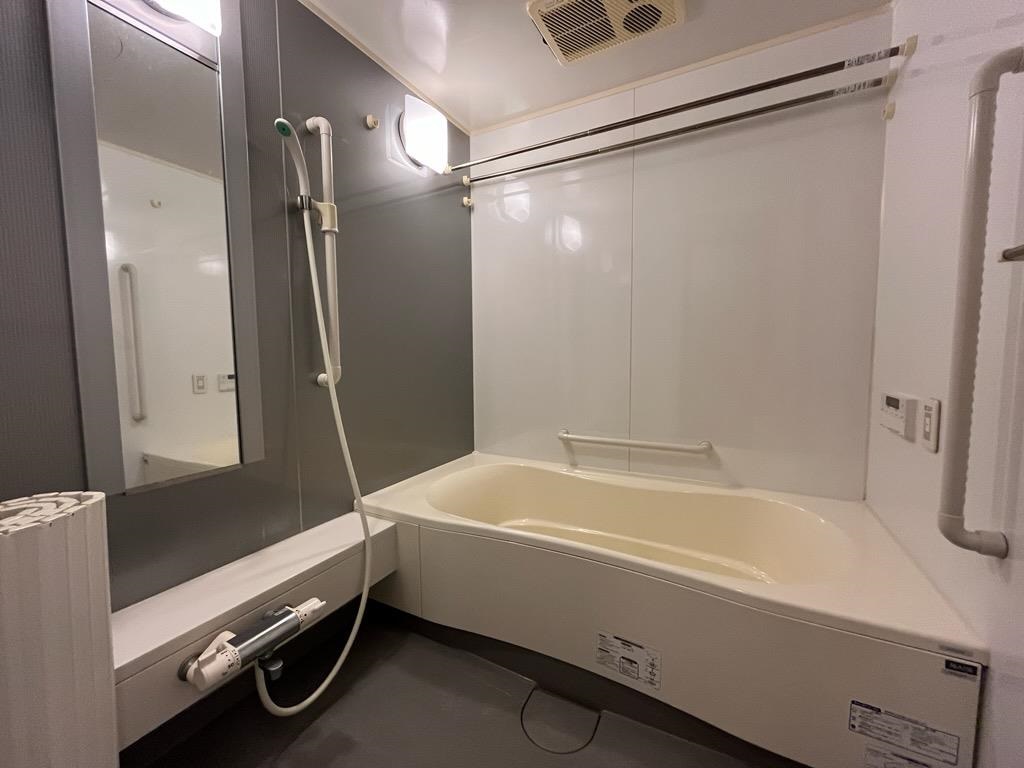 バス・シャワールーム　※同建物の別のお部屋の写真です。