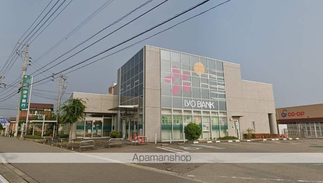 銀行　伊予銀行新居浜東支店（銀行）まで427m