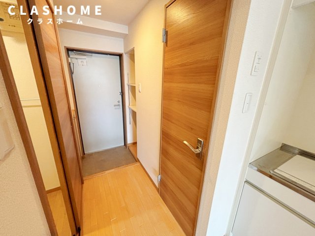 玄関　同物件の別部屋になります。