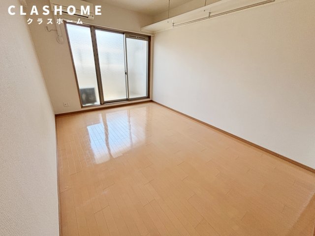 居室・リビング　同物件の別部屋になります。