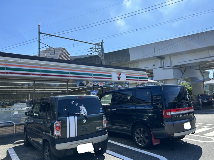コンビニ　セブンイレブン　多摩鶴牧1丁目店（コンビニ）まで154m
