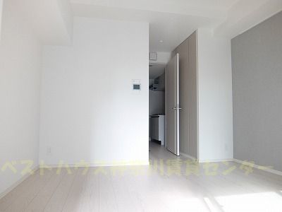 居室・リビング　お部屋は明るいカラーのフローリングで雰囲気良好です。