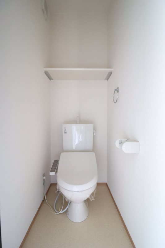 トイレ　温水洗浄便座付きのトイレです。