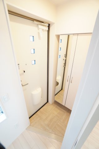 玄関　※同物件・反転タイプの写真です。