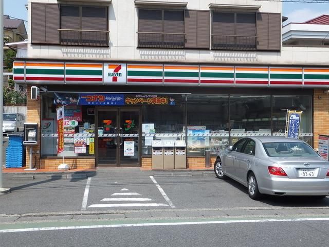 コンビニ　セブンイレブン（コンビニ）まで703m
