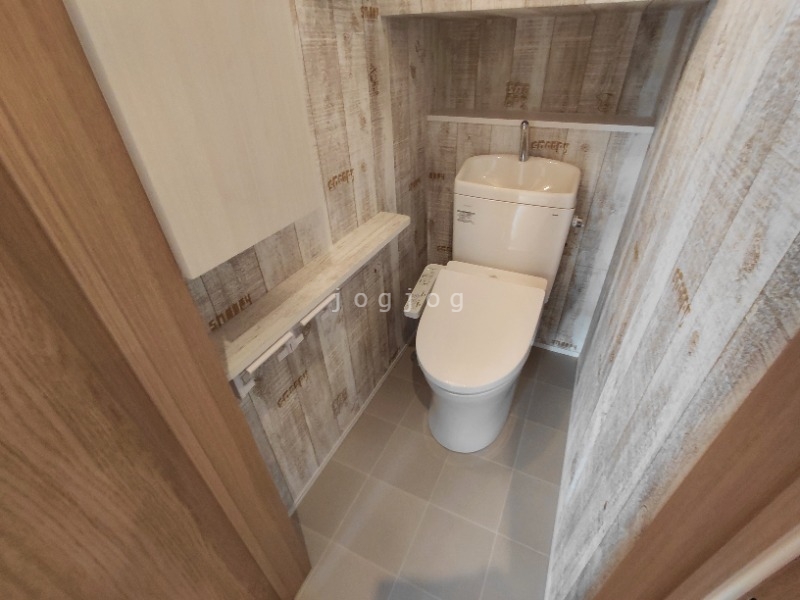 トイレ　嬉しい温水洗浄便座付きのトイレです。