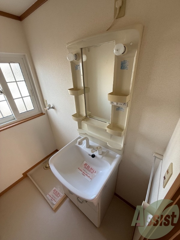 洗面設備　洗面台はシンプルなつくりで手入れがしやすそうですね。
