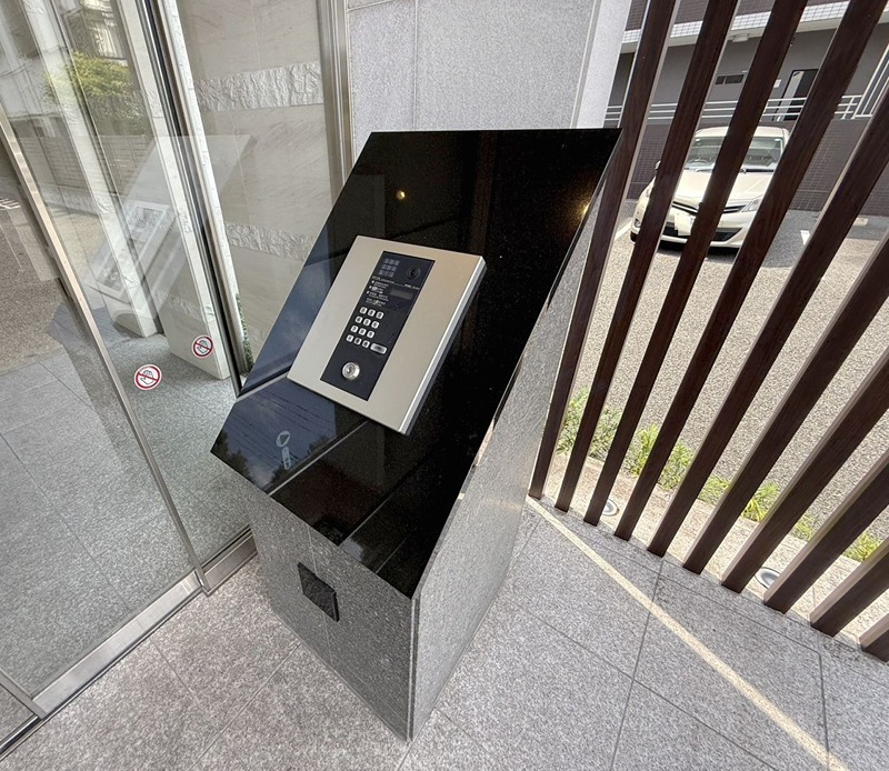 エントランス　女性にも安心のオートロック完備しています。