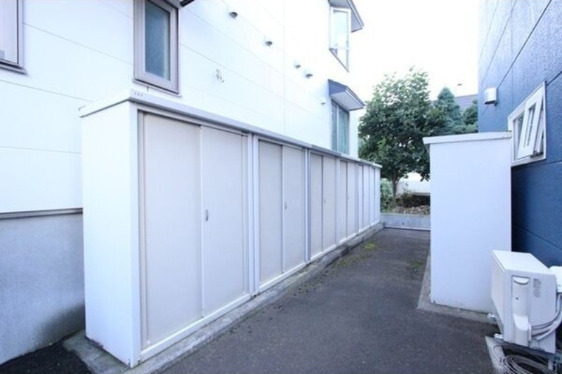 地下鉄東西線 宮の沢駅 バス乗車時間：10分 最寄りバス停で下車 徒歩2分 3階建 築14年の外観写真