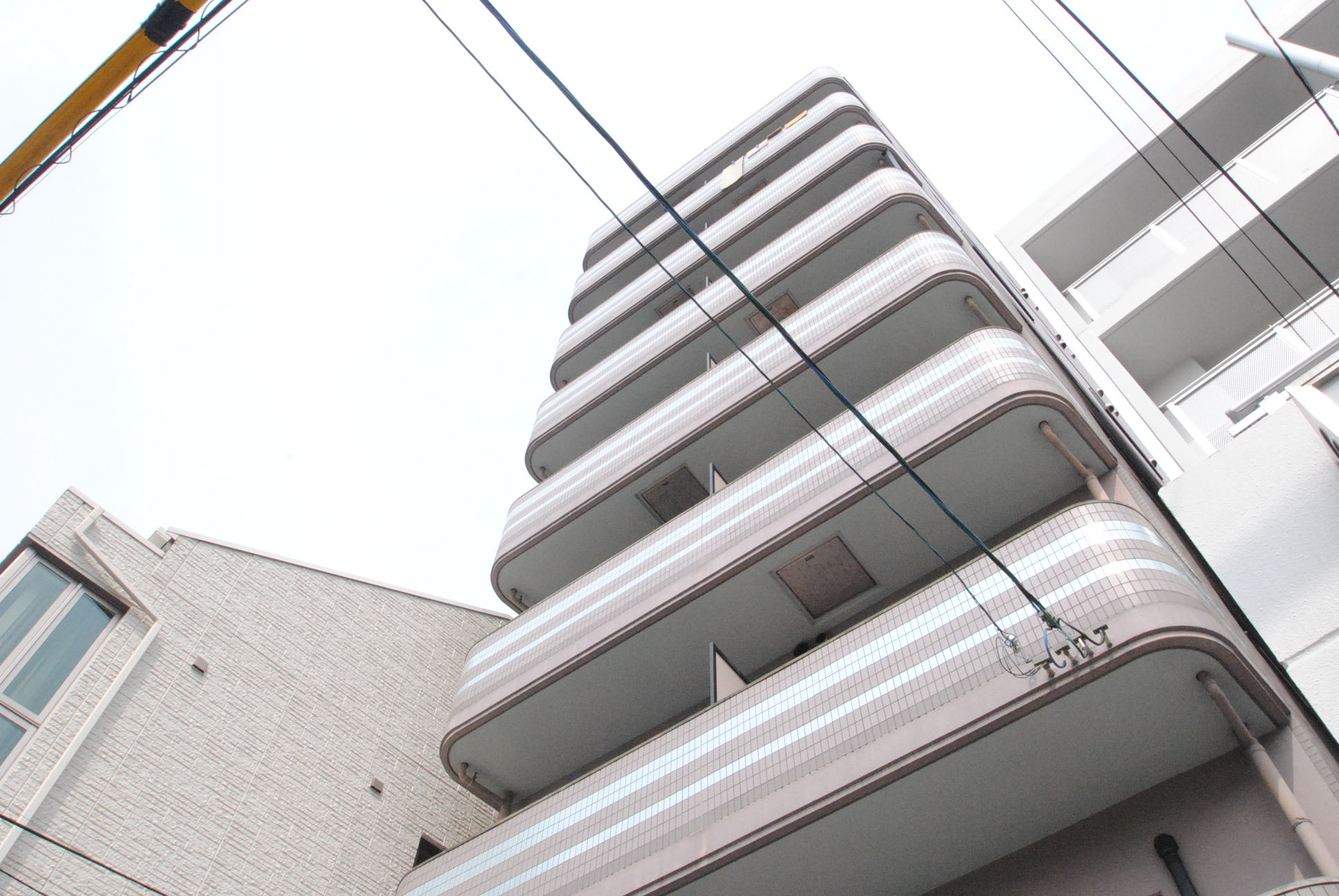 建物外観　窓があって非常に明るいです。