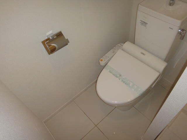 トイレ　落ち着いた色調のトイレです
