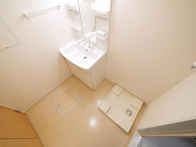 洗面設備　明るい洗面所です