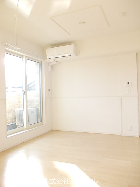 居室・リビング　エアコン完備、広々LDKのお部屋です。