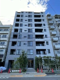 建物外観　鉄筋コンクリート造のがっちりとした建物。