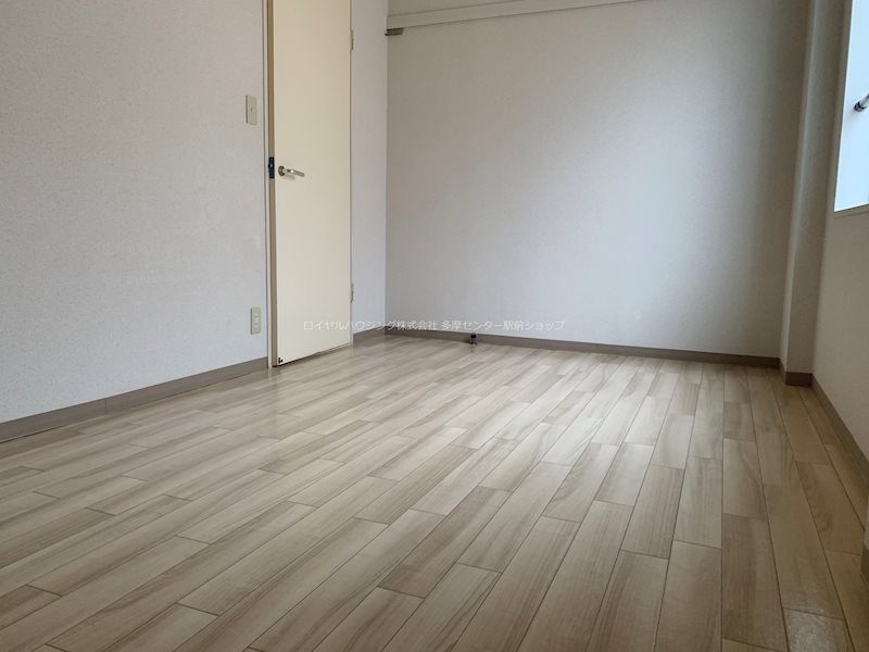 その他部屋・スペース　洋室４．８帖は壁にフックが付いています。押入付きです♪