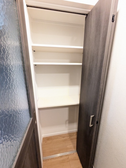 玄関　廊下にも収納があります♪