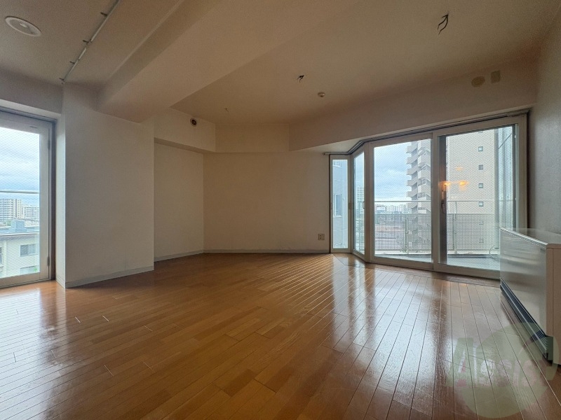 居室・リビング　日当たりが良くて心地よく過ごせそうなお部屋です。