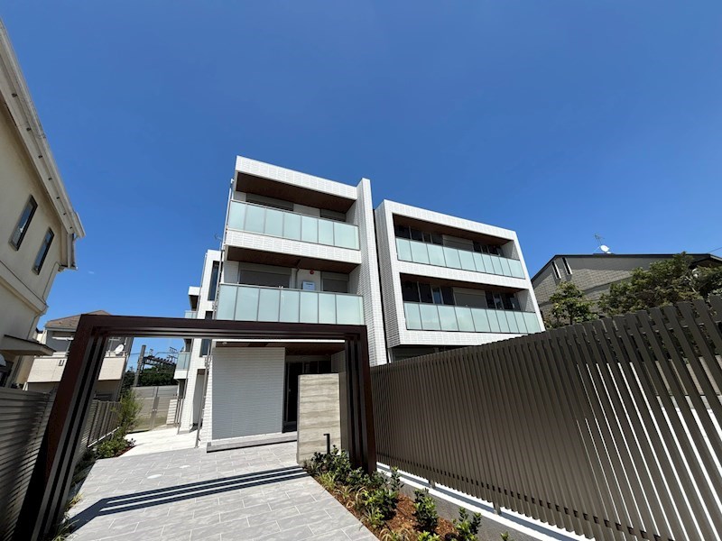 建物外観　落ち着いた街並みに馴染むスタイリッシュな外観