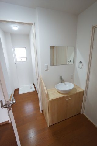 洗面設備　玄関入ってすぐに手が洗えます☆　2年前の写真です。
