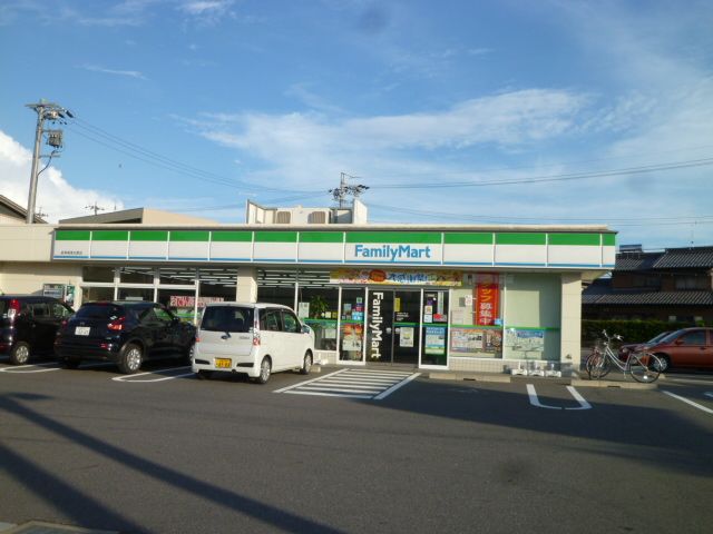 コンビニ　ファミリーマート（コンビニ）まで530m