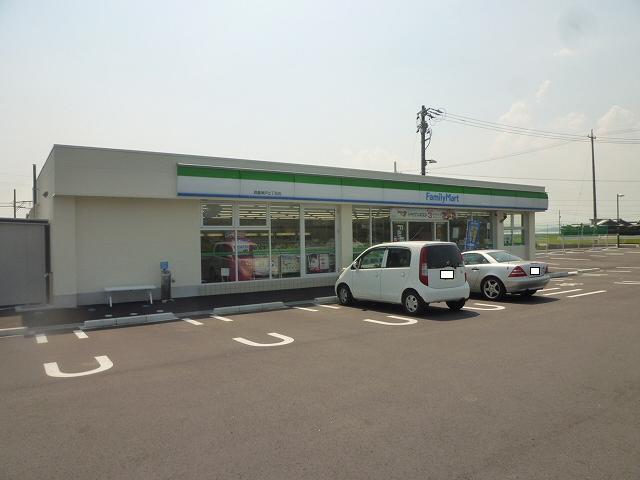 コンビニ　ファミリーマート鈴鹿神戸七丁目店（コンビニ）まで580m