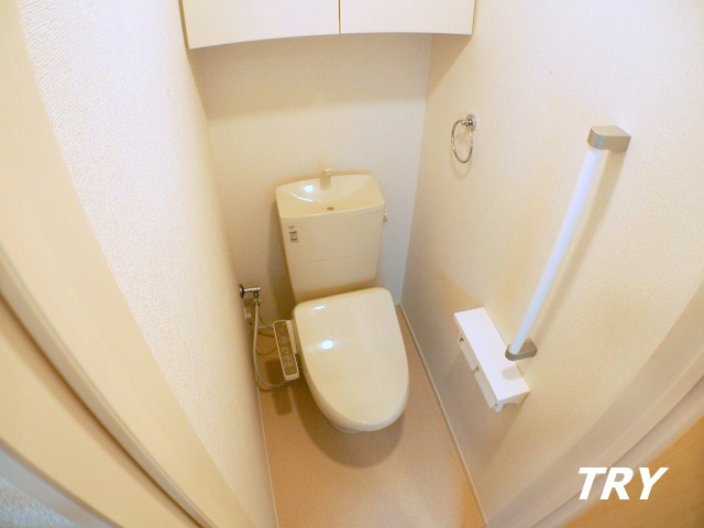 トイレ　温水洗浄便座付きです。