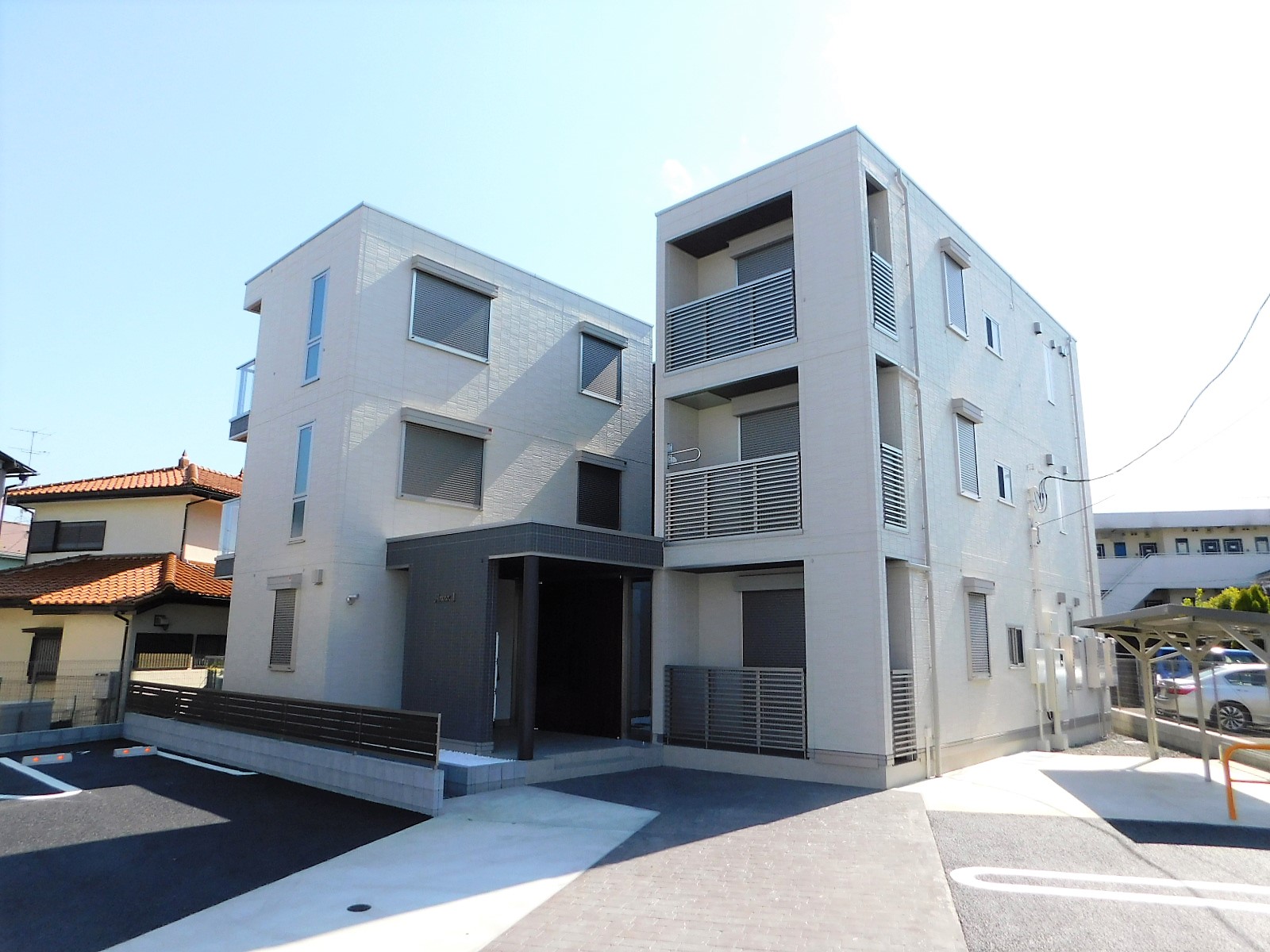 建物外観　エントランス側から撮影