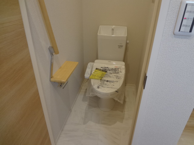 京王線 明大前駅 徒歩2分 2階建 築7年のトイレ写真