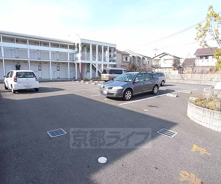 【レオパレス精華の駐車場】