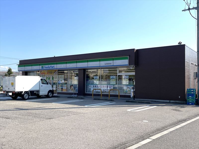 コンビニ　ファミリーマート金沢新保本店（コンビニ）まで305m