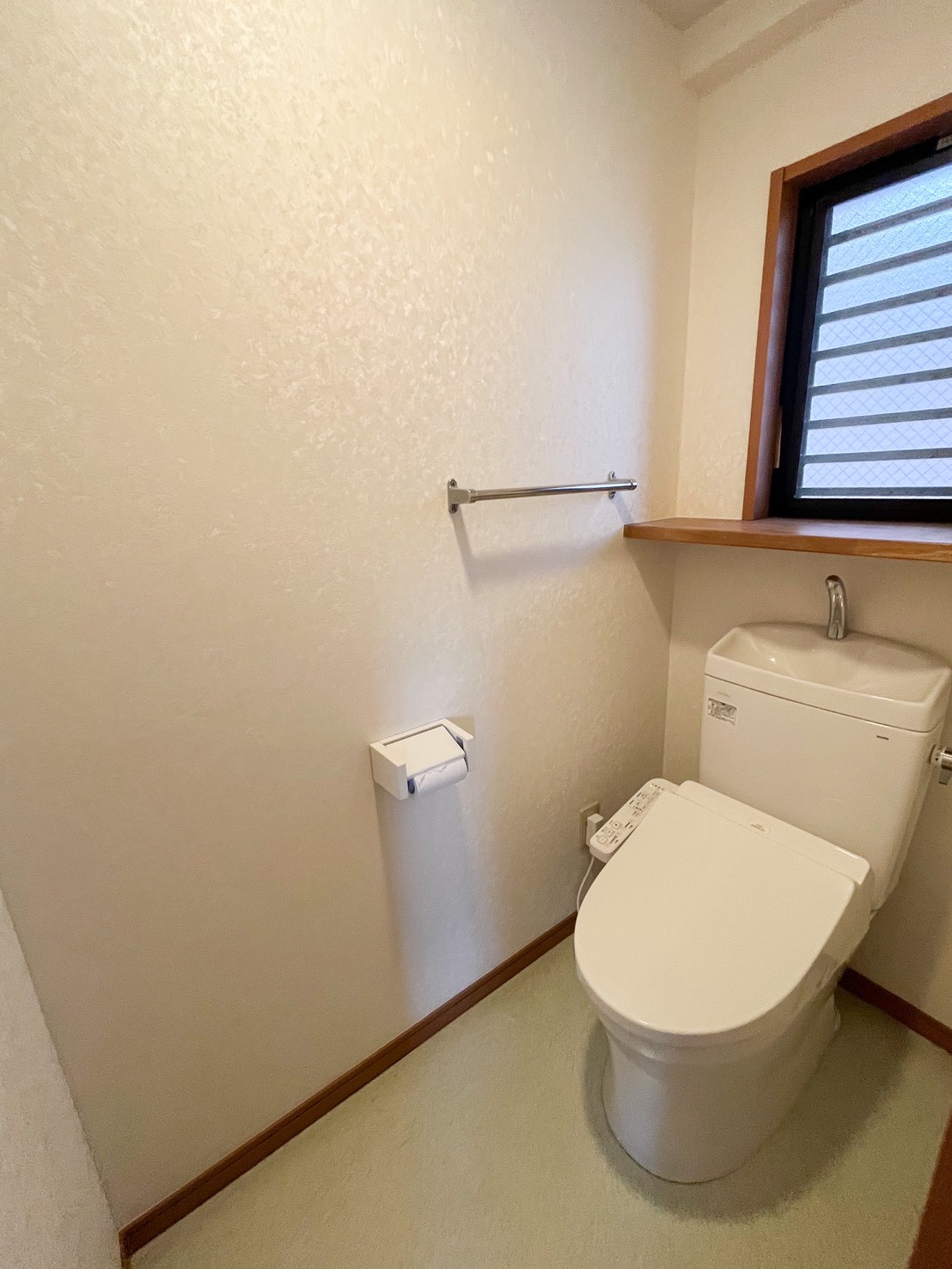 トイレ　トイレにも窓あり