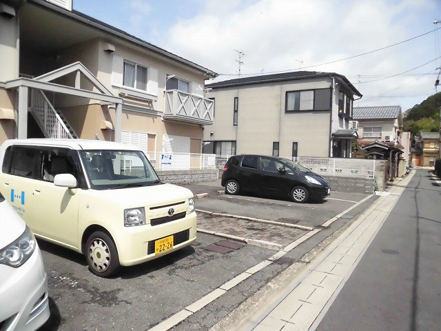 【カトル・ファミーユの駐車場】