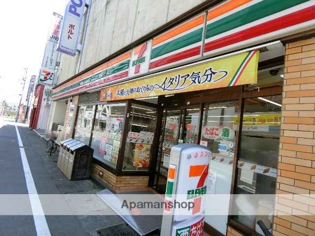 コンビニ　セブンイレブン（コンビニ）まで902m