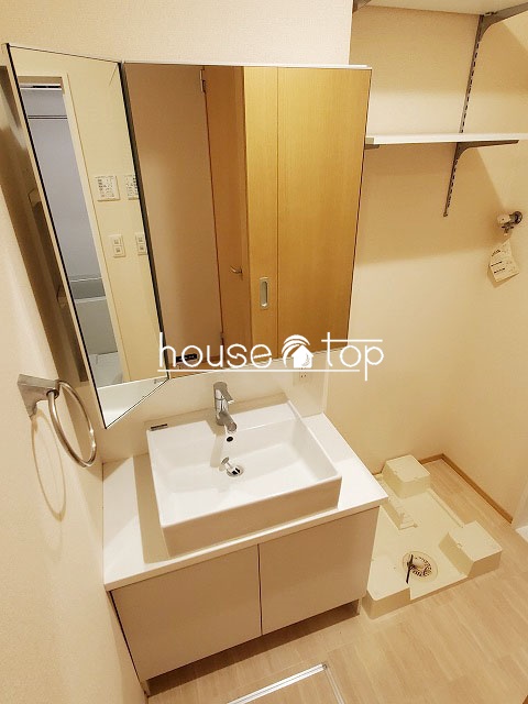 洗面設備　シャワー付洗面台完備