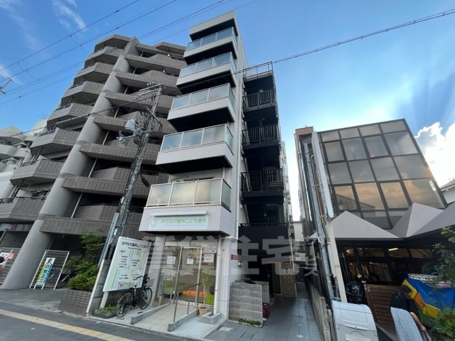 豊中市服部元町のマンションの建物外観