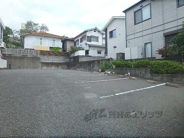 【八幡市男山長沢のアパートの駐車場】