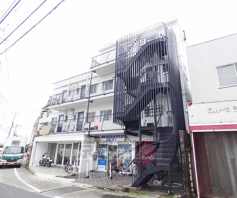 京都市右京区梅津西浦町のマンションの建物外観