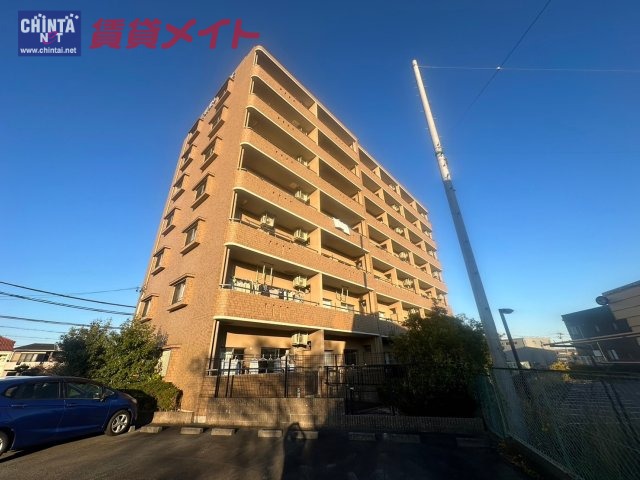 【伊勢市御薗町新開のマンションの建物外観】