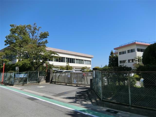 【碧南市日進町のアパートの小学校】