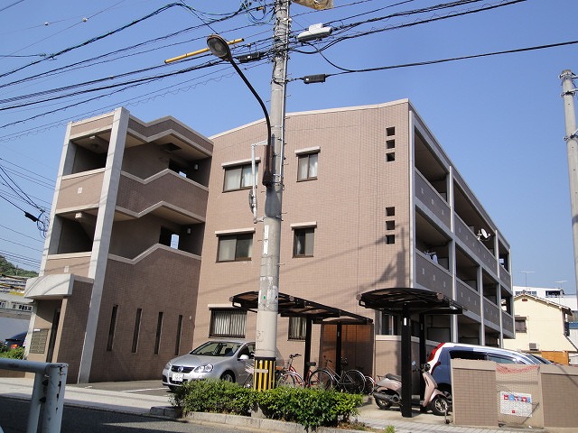 【広島市東区尾長西のマンションの建物外観】