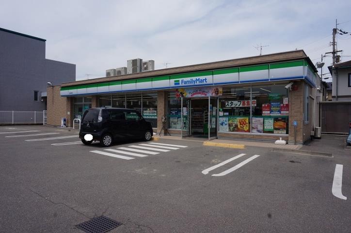 コンビニ　ファミリーマート（コンビニ）まで615m