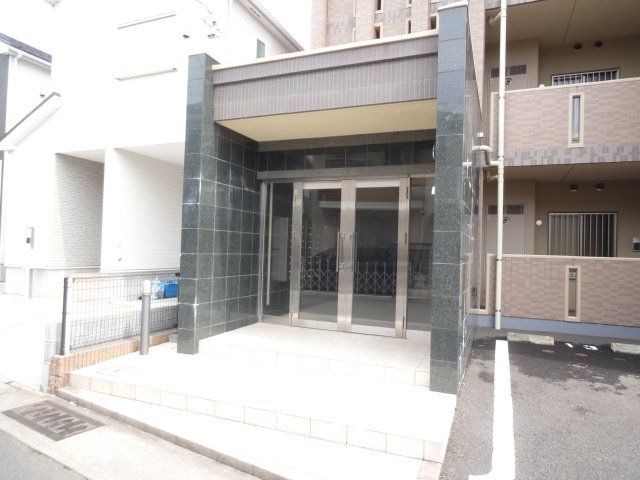 【小田原市蓮正寺のマンションのエントランス】