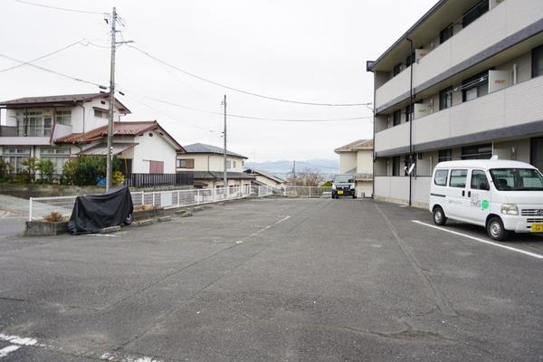 【郡山市安積町長久保のマンションの駐車場】