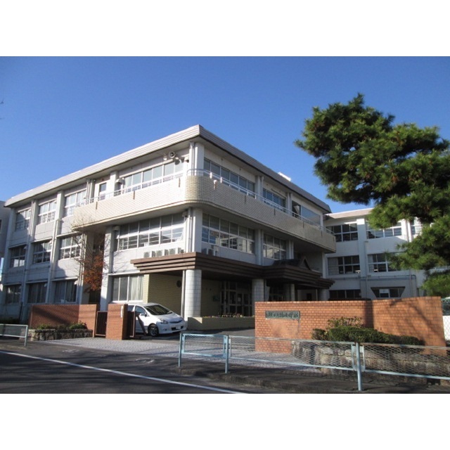 小学校　鶉小学校　　　０２（小学校）まで410m