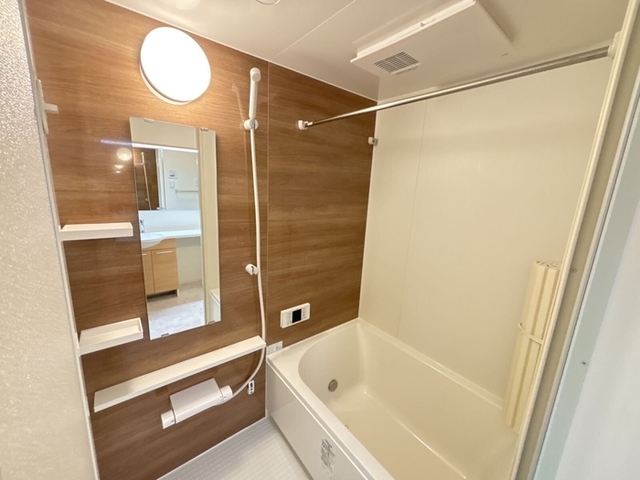 バス・シャワールーム　浴室換気乾燥機付きの浴槽です。