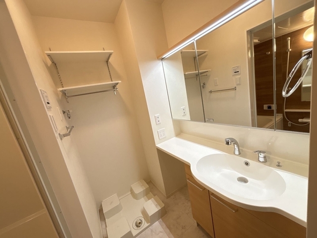 洗面設備　三面鏡付きカウンター洗面化粧台