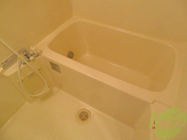 バス・シャワールーム　浴室には、追い炊き機能が設置されているので便利