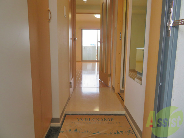 玄関　玄関入って正面にリビングで左にトイレが有りますよー