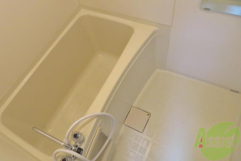 バス・シャワールーム　ちょい長方形で足も伸ばせては入れますね。やったー