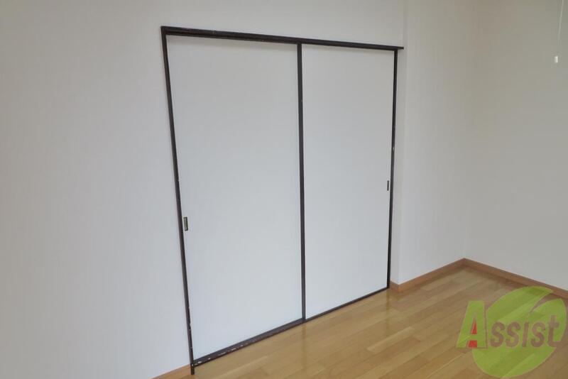 収納　引き戸になってるのでお部屋の使い勝手もイイ感じですね